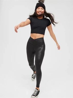 OFFLINE by Aerie The Hugger Hi-Rise Crackle Crossover Leggings Black Medium EUC